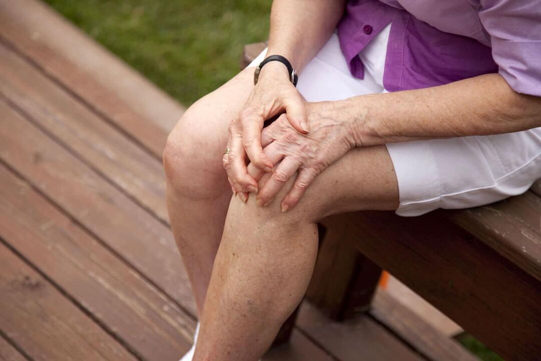 L'artrosi del ginocchio è comune nelle donne anziane