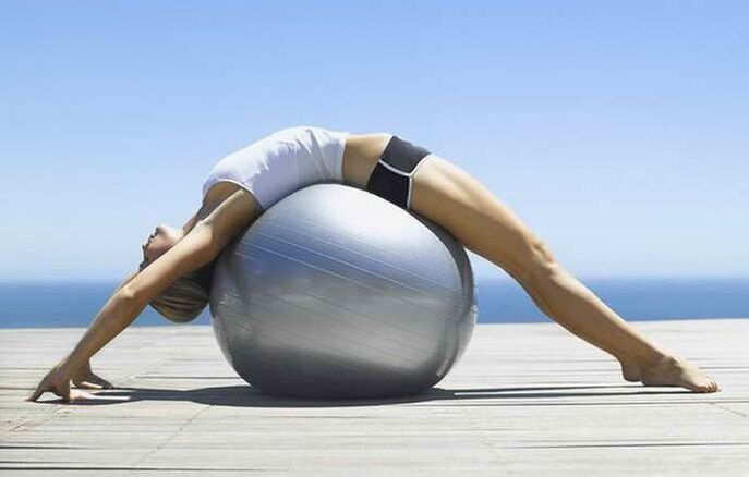 Esercizi di fitball con osteocondosi toracica