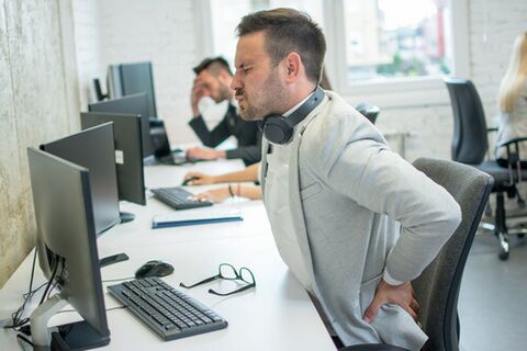 Rimanere a lungo nella stessa posizione porta a una forte tensione muscolare.